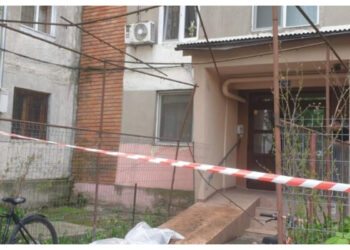 Un bărbat de 52 de ani și-a pus capăt zilelor aruncându-se de la etajul IV al unui bloc din Ploiești