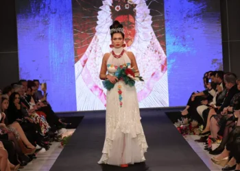 Nicoleta Luciu, cu o monosprânceană lungă pe podium, la 42 de ani