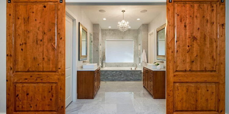 5 modele de uși care aduc farmecul rustic în locuința ta – pe toate le găsești în Suceava