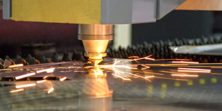 Precizia luminii: debitarea laser revoluționează producția de structuri metalice!