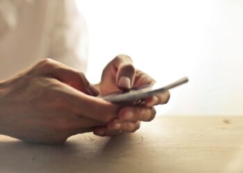 Cum să-ți ocupi timpul când ai pierdut avionul: 7 activități distractive pe care le poți face pe telefon