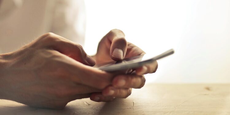 Cum să-ți ocupi timpul când ai pierdut avionul: 7 activități distractive pe care le poți face pe telefon