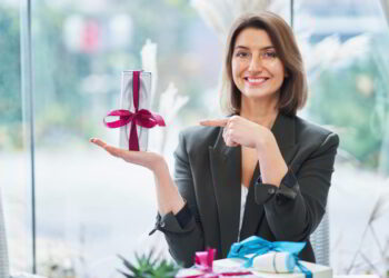 Ești în căutarea cadoului ideal pentru șeful tău? Cadouri personalizate pentru sefi de la Laremagift.ro poate fi soluția