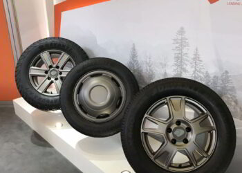 Pot folosi două anvelope de anul vechi și două anvelope noi?