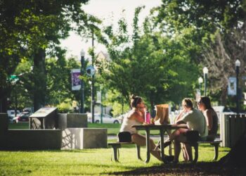 Cum să petreci o seară relaxantă de sâmbătă alături de prietenii tăi cei mai buni