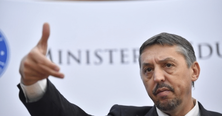 Nu dă doi bani pe voi! 😂 Minsitrul David nu v-a apărat când va tăiat bursele, dar promite că își dă demisia dacă se taie salariile profesorilor voștri