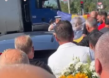 Chipul lui Călin Georgescu, pe steagul României arborat de susținători în fața Poliției