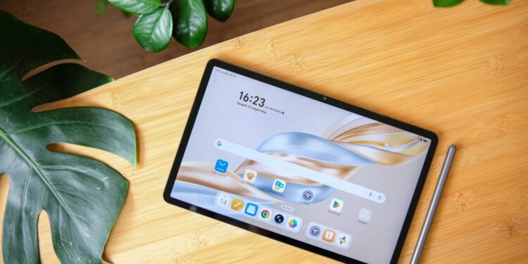 HONOR MagicPad 3 Pro – debut mondial cu Snapdragon 8 Gen 5 HONOR devine primul producător care integrează cel mai recent procesor Qualcomm, Snapdragon 8 Gen 5, într-o tabletă destinată utilizatorilor exigenți. Noul cip, construit pe arhitectura de 3 nm, oferă o creștere de peste 30% a performanței față de generația anterioară și o eficiență energetică superioară. Această inovație plasează MagicPad 3 Pro în topul dispozitivelor Android de ultimă generație, poziționându-l ca rival direct pentru iPad Pro și Samsung Galaxy Tab S9 Ultra. Ecran spectaculos și design rafinat Tableta vine cu un ecran OLED de 13,2 inci, rezoluție 3K și o rată de refresh de 144 Hz, oferind culori vibrante și o claritate excepțională. Luminozitatea atinge 1.200 de niți, iar suportul pentru HDR10+ garantează o experiență vizuală optimă, indiferent de condițiile de lumină. Carcasa ultra-subțire, realizată din aluminiu ușor, contribuie la greutatea redusă a dispozitivului – doar 590 de grame, ceea ce o face ușor de manevrat și potrivită pentru utilizarea zilnică, fie la birou, fie în deplasări. Performanță și productivitate de top Pe lângă procesorul de ultimă generație, MagicPad 3 Pro dispune de până la 16 GB de memorie RAM și 512 GB spațiu de stocare, oferind o experiență fluidă chiar și în multitasking intens sau aplicații complexe de editare. Tableta rulează sistemul MagicOS 9.0, bazat pe Android 15, cu o interfață optimizată pentru utilizarea profesională și suport extins pentru stylus și tastatură magnetică. Autonomia este asigurată de o baterie de 10.000 mAh cu încărcare rapidă la 66W, capabilă să ofere o zi întreagă de utilizare intensivă cu doar o oră de alimentare. Focalizare pe divertisment și creativitate HONOR a echipat MagicPad 3 Pro cu un sistem audio Dolby Atmos cu opt difuzoare și o cameră principală de 50 MP, optimizată pentru capturi foto și video de înaltă calitate. În plus, tableta oferă o cameră frontală ultra-wide de 13 MP, ideală pentru videoconferințe și conținut de tip vlog. Prin combinația dintre puterea procesorului Snapdragon 8 Gen 5, designul elegant și funcțiile avansate de productivitate, HONOR MagicPad 3 Pro promite să devină una dintre cele mai performante tablete Android lansate în 2025. Concluzie Prin lansarea MagicPad 3 Pro, HONOR confirmă ambiția de a se poziționa ca lider în segmentul premium al dispozitivelor mobile. Noul model reprezintă nu doar o inovație tehnologică, ci și un pas strategic în competiția globală cu giganții industriei – oferind utilizatorilor o experiență completă, la granița dintre laptop și tabletă inteligentă.