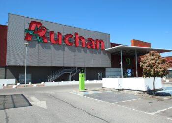 Lovitură pentru Auchan un tribunal francez blochează concedierea colectivă a 2.400 de salariați