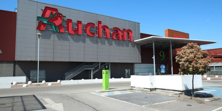 Lovitură pentru Auchan un tribunal francez blochează concedierea colectivă a 2.400 de salariați