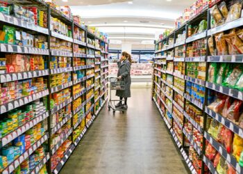 Teama de noi creșteri de prețuri îi face pe români să și umple cămările – economia intră într o nouă fază de instabilitate