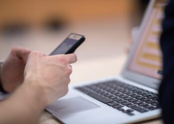 Cum a obținut un tânăr împrumuturi enorme folosindu-se de identități false